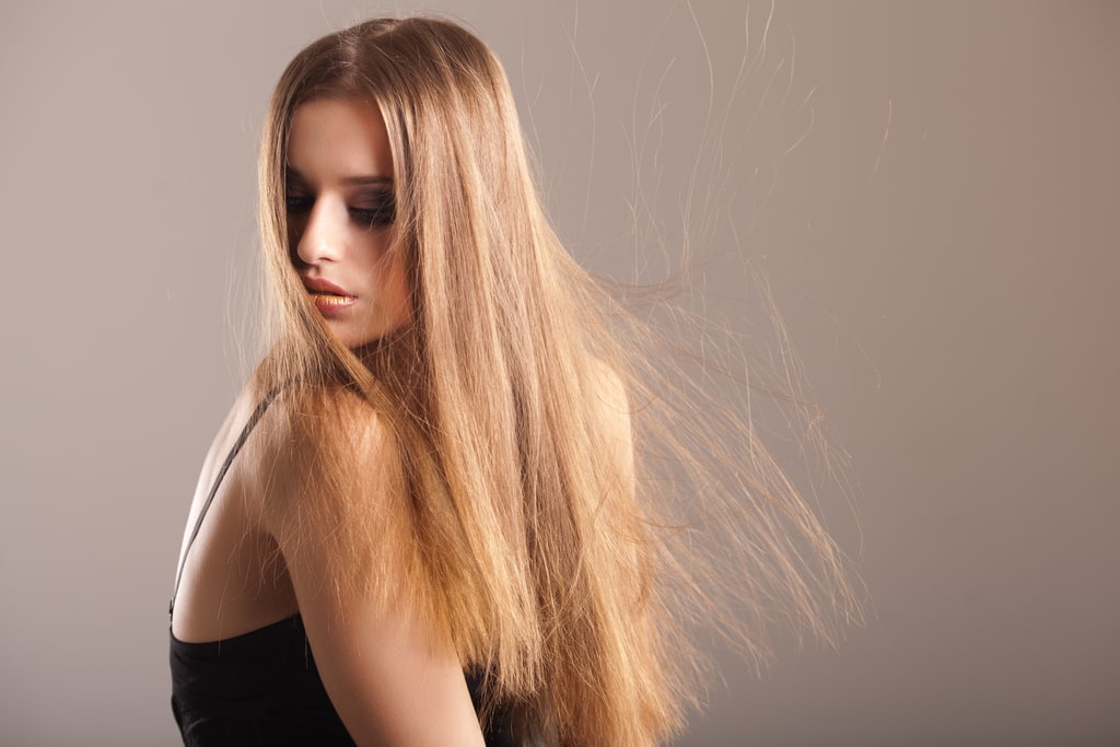 Почему электризуются волосы на голове и что с этим делать